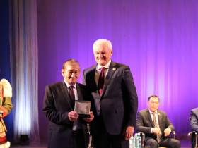 Главы трех крестьянских хозяйств Якутии получили звания «Заслуженный фермер России»