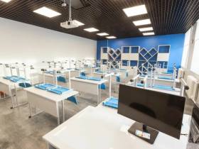 Глава Якутии ознакомился с реновацией Кысыл-Сырской школы