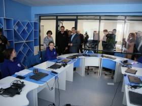 Глава Якутии ознакомился с реновацией Кысыл-Сырской школы