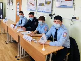 В Якутии сотрудники транспортной полиции провели интеллектуальную игру для студентов