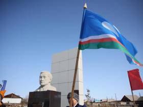 В Намском районе почтили память государственного деятеля Якутии Ильи Винокурова