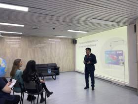 Руководство Комдрагметалла получило Карты жителя Якутии