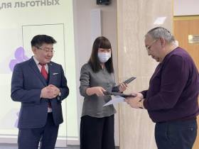 Руководство Комдрагметалла получило Карты жителя Якутии