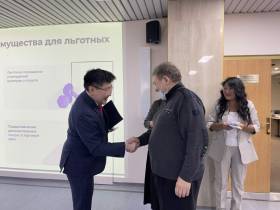 Руководство Комдрагметалла получило Карты жителя Якутии