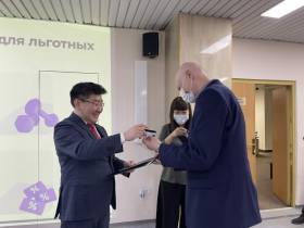 Руководство Комдрагметалла получило Карты жителя Якутии