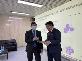 Руководство Комдрагметалла получило Карты жителя Якутии