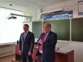 Дмитрий Бердников рассказал школьникам из Якутска об истории становления республики