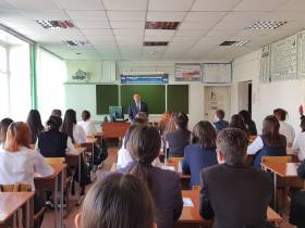 Дмитрий Бердников рассказал школьникам из Якутска об истории становления республики