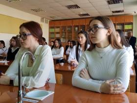 Дмитрий Бердников рассказал школьникам из Якутска об истории становления республики