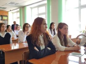 Дмитрий Бердников рассказал школьникам из Якутска об истории становления республики