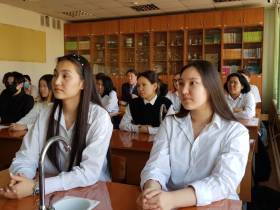 Дмитрий Бердников рассказал школьникам из Якутска об истории становления республики