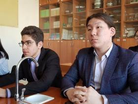 Дмитрий Бердников рассказал школьникам из Якутска об истории становления республики