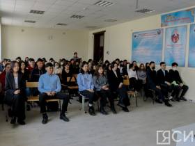 "Мои ученики - мое богатство". Макар Яковлев встретился со студентами юрфака СВФУ