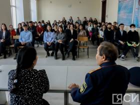 "Мои ученики - мое богатство". Макар Яковлев встретился со студентами юрфака СВФУ