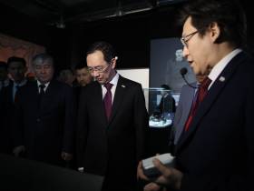 Айсен Николаев посетил уникальные экспозиции к 100-летию основания Якутской АССР