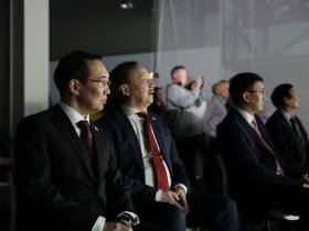 Айсен Николаев посетил уникальные экспозиции к 100-летию основания Якутской АССР