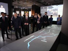 Айсен Николаев посетил уникальные экспозиции к 100-летию основания Якутской АССР