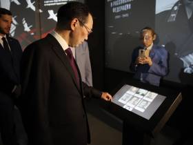 Айсен Николаев посетил уникальные экспозиции к 100-летию основания Якутской АССР