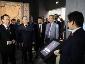 Айсен Николаев посетил уникальные экспозиции к 100-летию основания Якутской АССР