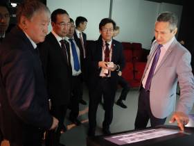 Айсен Николаев посетил уникальные экспозиции к 100-летию основания Якутской АССР