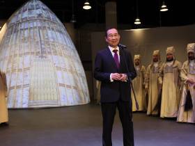 Айсен Николаев посетил уникальные экспозиции к 100-летию основания Якутской АССР