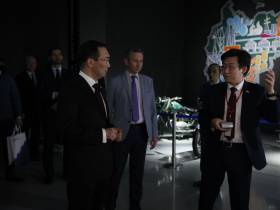 Айсен Николаев посетил уникальные экспозиции к 100-летию основания Якутской АССР