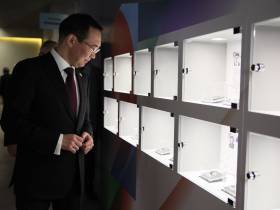 Айсен Николаев посетил уникальные экспозиции к 100-летию основания Якутской АССР