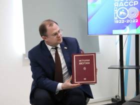 Колледжам и техникумам республики передали экземпляры трехтомника «История Якутии»