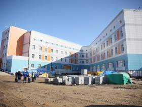 Глава Якутии и министр здравоохранения РФ проверили ход строительства онкоцентра в Якутске