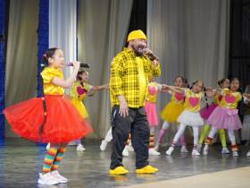 В Якутске состоялся концерт детской образцовой студии эстрадного вокала «Сырдык сүүрээн»