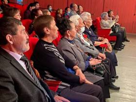 ТЮЗ подарил ветеранам Октябрьского округа спектакль в честь Дня Победы