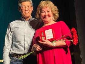 ТЮЗ подарил ветеранам Октябрьского округа спектакль в честь Дня Победы