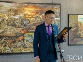 "История на холсте". В Якутске открылась выставка художника-баталиста Ивана Лебедева