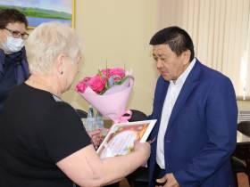 Глава Ленского района передал поздравления блокаднице Нине Ягнышевой