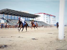 В Якутске сезон конных скачек открыли традиционным турниром