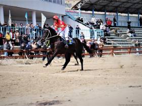 В Якутске сезон конных скачек открыли традиционным турниром