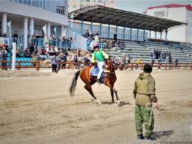 В Якутске сезон конных скачек открыли традиционным турниром