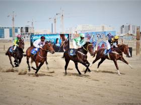 В Якутске сезон конных скачек открыли традиционным турниром