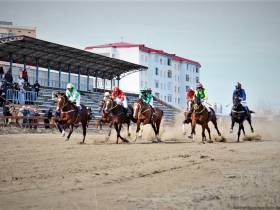В Якутске сезон конных скачек открыли традиционным турниром