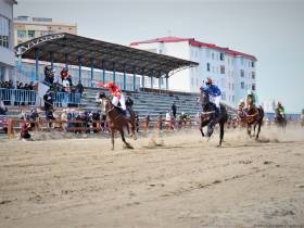 В Якутске сезон конных скачек открыли традиционным турниром
