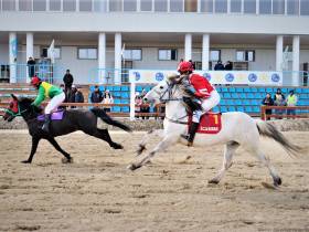 В Якутске сезон конных скачек открыли традиционным турниром