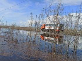 Служба спасения Якутии помогает жителям подтопленных населенных пунктов
