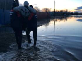 Служба спасения Якутии помогает жителям подтопленных населенных пунктов