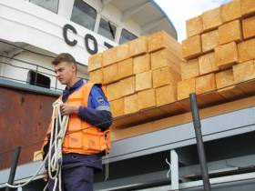 В Якутск прибыл первый теплоход с грузом