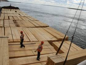 В Якутск прибыл первый теплоход с грузом