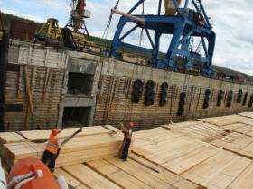 В Якутск прибыл первый теплоход с грузом