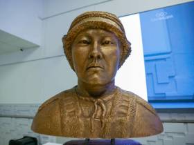 В Якутске представили бюст основоположника юкагирской литературы Тэки Одулока