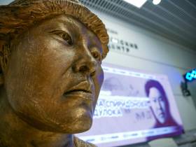 В Якутске представили бюст основоположника юкагирской литературы Тэки Одулока