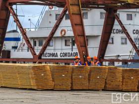 В Якутске встретили первый в навигации-2022 теплоход с грузом