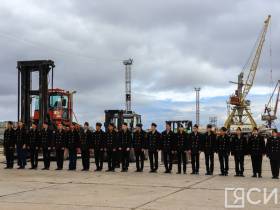 В Якутске встретили первый в навигации-2022 теплоход с грузом